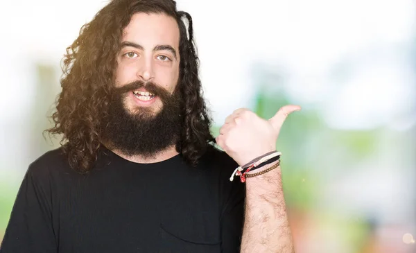 Giovane Con Capelli Lunghi Barba Indossando Pesante Vestito Metallo Nero — Foto Stock