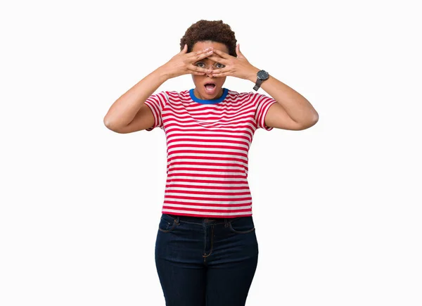 Hermosa Mujer Afroamericana Joven Con Gafas Sobre Fondo Aislado Asomándose —  Fotos de Stock