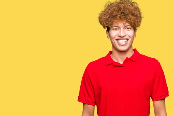 Homem Bonito Jovem Com Cabelo Afro Vestindo Camiseta Vermelha Com — Fotografia de Stock