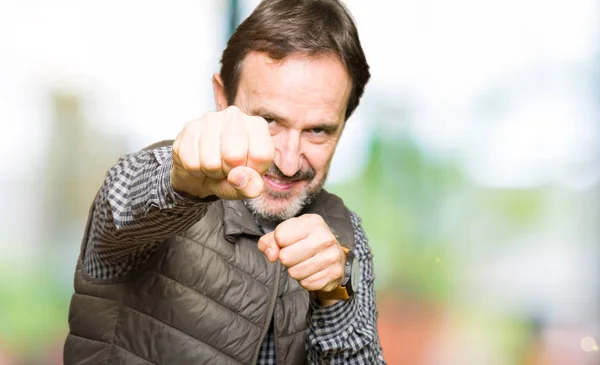 Hombre Guapo Mediana Edad Con Chaleco Invierno Golpeando Puño Para — Foto de Stock