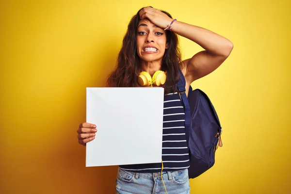 Junge Schöne Studentin Mit Transparent Vor Isoliertem Gelbem Hintergrund Gestresst — Stockfoto