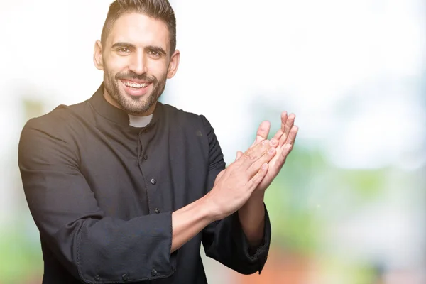 Joven Sacerdote Cristiano Sobre Fondo Aislado Aplaudiendo Aplaudiendo Felices Alegres — Foto de Stock