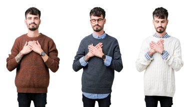 Izole arka plan üzerinde bir kazak giyen genç adamın kolaj kapalı gözleri ve yüzünde minnettar jest ile göğüs üzerinde elleri ile gülümseyerek. Sağlık kavramı.