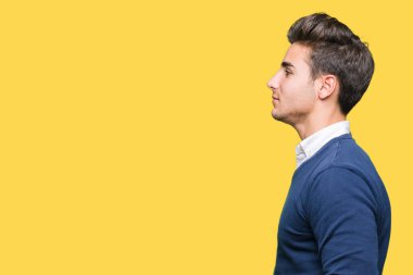 Genç yakışıklı iş adamı izole arka tarafına, seyir üzerinde dinlenmek doğal yüz emin gülümseme ile pozuyla profili.