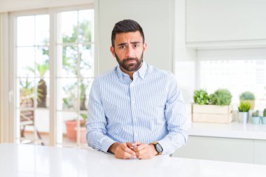 Yakışıklı İspanyol iş adamı depresif ve kızgın ve korkmuş ağlıyor sıkıntı için endişeleniyorum. Üzgün ifade.