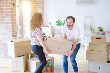 Orta yaş Senior çift yeni bir eve hareket, cardboar tutarak