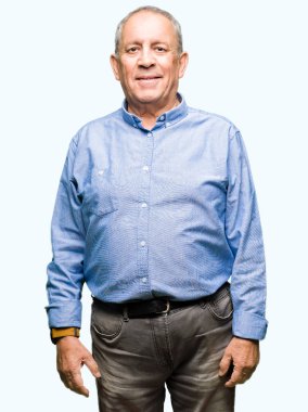 Yakışıklı üst düzey businesss adam yüzünde mutlu ve güzel bir gülümseme ile şık gömlek giymiş. Şanslı kişi.