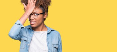 Güzel genç Afro-Amerikan kadın gözlük izole arka kafasına hata için el ile sürpriz üzerinde hata hatırlıyorum. Unuttum, kötü bellek kavramı.