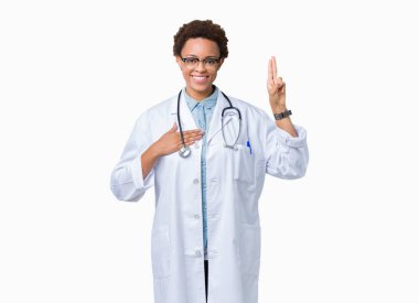 Tıbbi kat izole üzerinde giyen genç Afro-Amerikan doktor kadın arka plan Swearing göğüs ve parmaklar, el ile bir sadakat sözü yemin yapma