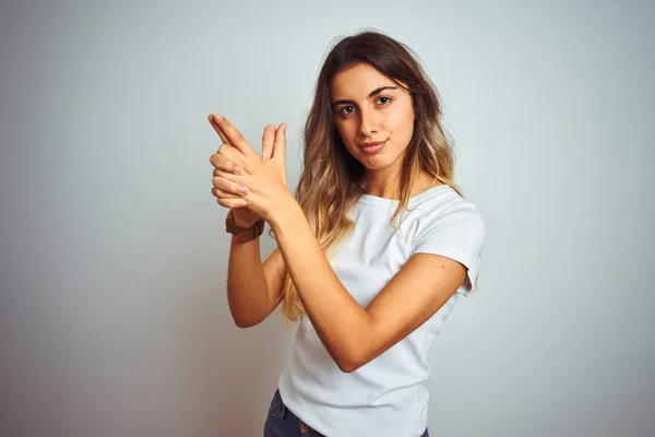 Jovem Mulher Bonita Vestindo Casual Shirt Branca Sobre Fundo Isolado — Fotografia de Stock