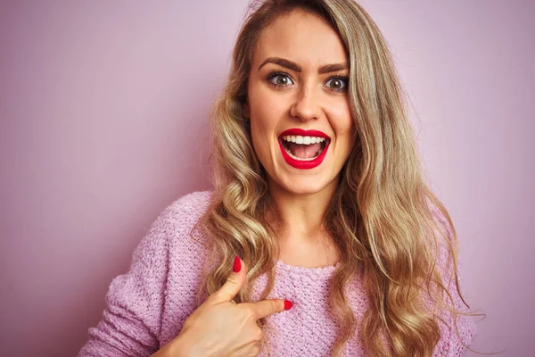 Young Beautiful Woman Wearing Sweater Standing Pink Isolated Background Surprise — Stock Photo, Image