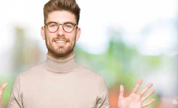 Fiatal Jóképű Üzletember Szemüveg Bemutatás Mutat Ujjak Szám Ten Miközben — Stock Fotó
