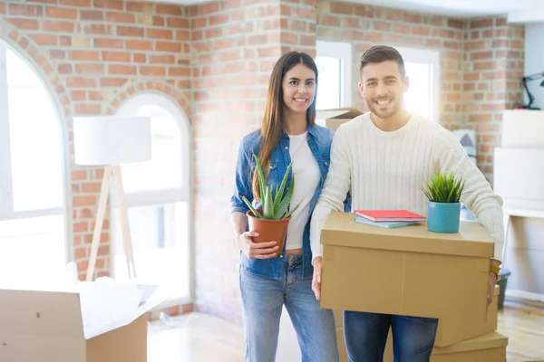 Schönes Junges Paar Das Ein Neues Haus Zieht Lächelnd Kartons — Stockfoto