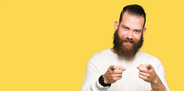 Homem Jovem Hipster Vestindo Camisola Inverno Apontando Dedos Para Câmera — Fotografia de Stock