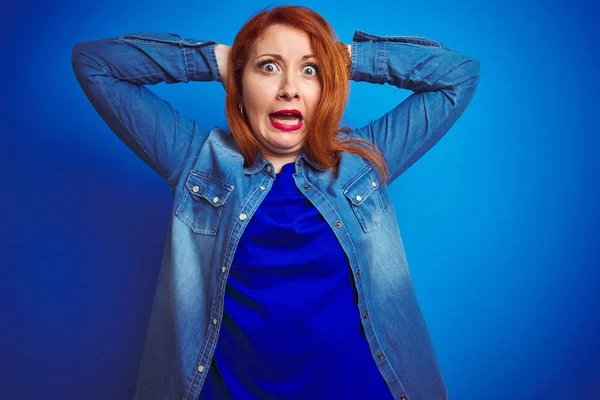 Jonge Mooie Redhead Vrouw Dragen Denim Shirt Staande Blauwe Geïsoleerde — Stockfoto