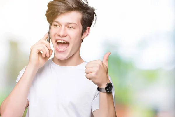 Jonge Man Praten Smartphone Geïsoleerde Achtergrond Blij Met Grote Glimlach — Stockfoto