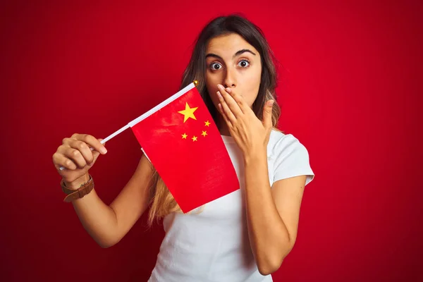 Νεαρή Γυναίκα Που Κατέχει Σημαία Της Κίνας Πάνω Από Κόκκινο — Φωτογραφία Αρχείου