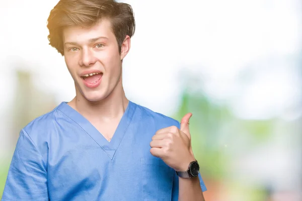 Unga Läkare Bär Medicinsk Uniform Över Isolerade Bakgrund Gör Glad — Stockfoto