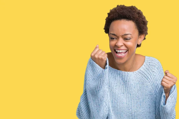 Jonge Mooie Afrikaanse Amerikaanse Vrouw Dragen Een Trui Geïsoleerde Achtergrond — Stockfoto