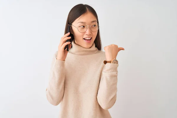 Joven Mujer China Hablando Teléfono Inteligente Sobre Fondo Blanco Aislado —  Fotos de Stock