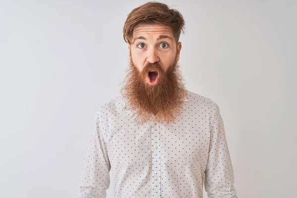 Joven Pelirroja Irlandesa Vistiendo Camisa Pie Sobre Fondo Blanco Aislado —  Fotos de Stock