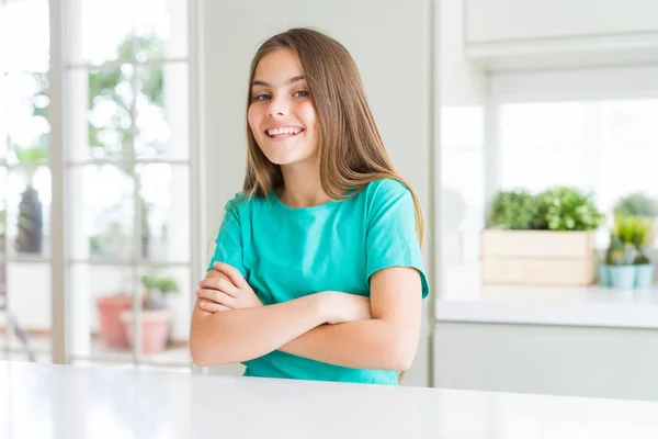 Schöne Junge Mädchen Grünem Shirt Glücklich Lächelnd Mit Verschränkten Armen — Stockfoto