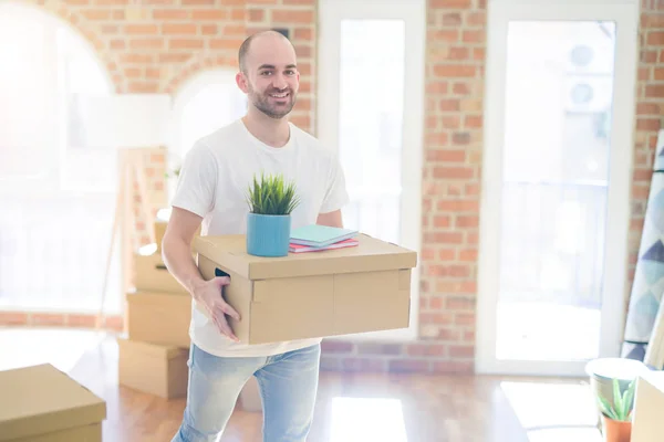 Fiatal jóképű ember költözik egy új házat, gazdaság kártyadobozok SMIL — Stock Fotó