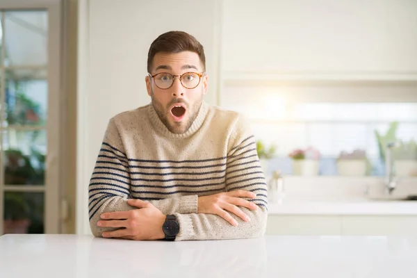 Joven Hombre Guapo Con Gafas Casa Asustado Sorprendido Con Expresión —  Fotos de Stock