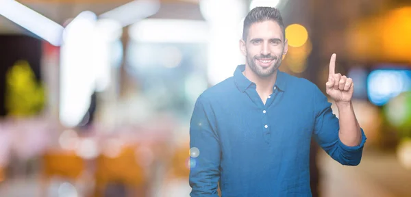 Joven Hombre Guapo Sobre Fondo Aislado Mostrando Señalando Hacia Arriba — Foto de Stock