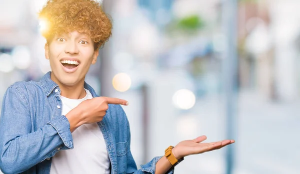 Junger Gutaussehender Mann Mit Afro Haaren Jeansjacke Erstaunt Und Lächelnd — Stockfoto