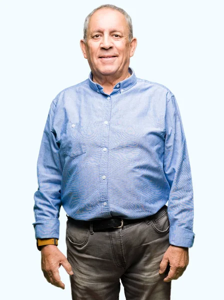 Yakışıklı üst düzey businesss adam yüzünde mutlu ve güzel bir gülümseme ile şık gömlek giymiş. Şanslı kişi.