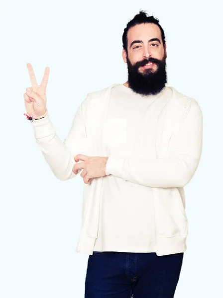 Jovem Com Cabelos Longos Barba Vestindo Camisola Esportiva Sorrindo Com — Fotografia de Stock