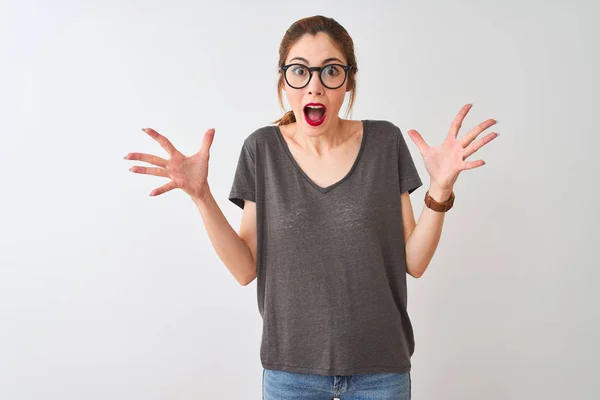 Redhead Vrouw Het Dragen Van Casual Shirt Glazen Staande Geïsoleerde — Stockfoto