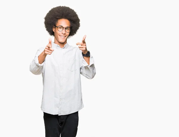 Jovem Americano Africano Com Cabelo Afro Usando Óculos Apontando Dedos — Fotografia de Stock