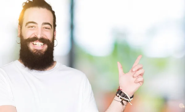 Joven Hombre Hipster Con Pelo Largo Barba Con Una Camiseta —  Fotos de Stock