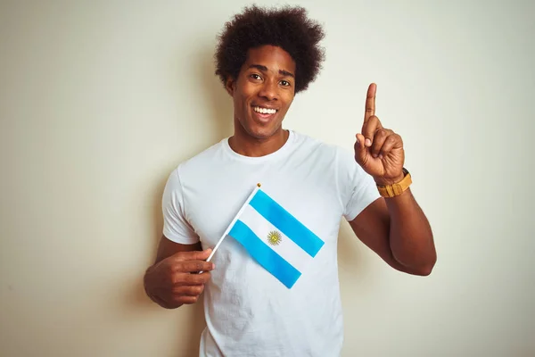Αφροαμερικανός Τουρίστας Που Κατέχει Αργεντινής Αργεντινή Σημαία Πάνω Από Απομονωμένο — Φωτογραφία Αρχείου