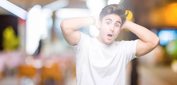 Joven Hombre Guapo Con Camiseta Blanca Sobre Fondo Aislado Loco — Foto de Stock