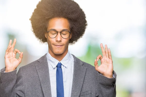 Unga Afroamerikanska Affärsman Med Afro Hår Glasögon Koppla Och Ler — Stockfoto