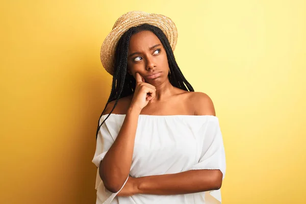 Jonge Afro Amerikaanse Vrouw Met Wit Shirt Hoed Geïsoleerde Gele — Stockfoto