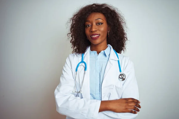 Jeune Femme Médecin Afro Américaine Portant Stéthoscope Sur Fond Blanc — Photo