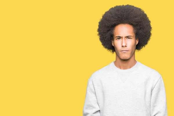アフロの髪を身に着けているスポーティなスウェット シャツ懐疑論者と神経 しかめっ面の動揺の問題のための若いアフリカ系アメリカ人 否定的な人 — ストック写真