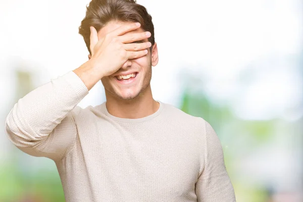 Jovem Homem Bonito Sobre Fundo Isolado Sorrindo Rindo Com Mão — Fotografia de Stock