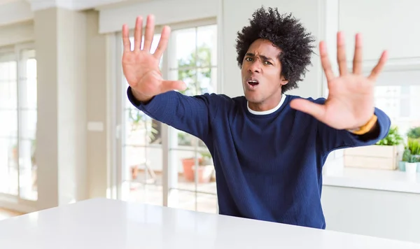 Joven Hombre Afroamericano Vistiendo Suéter Casual Sentado Casa Haciendo Gesto —  Fotos de Stock