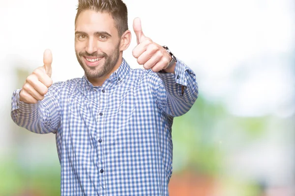 Joven Hombre Guapo Sobre Fondo Aislado Aprobando Hacer Gesto Positivo —  Fotos de Stock