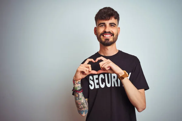 Jovem Homem Salvaguarda Com Tatuagem Respondendo Uniforme Segurança Sobre Fundo — Fotografia de Stock