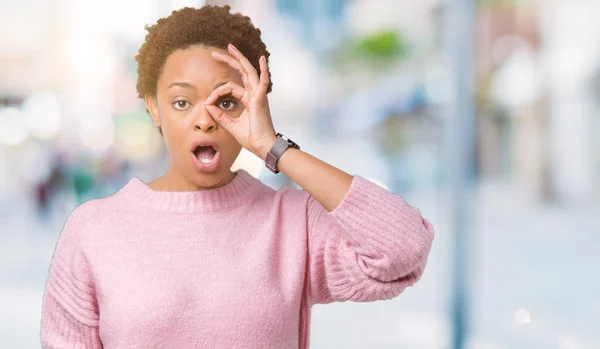 Linda Jovem Afro Americana Sobre Fundo Isolado Fazendo Gesto Chocado — Fotografia de Stock