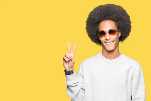 Joven Afroamericano Con Pelo Afro Usando Gafas Sol Sonriendo Con —  Fotos de Stock