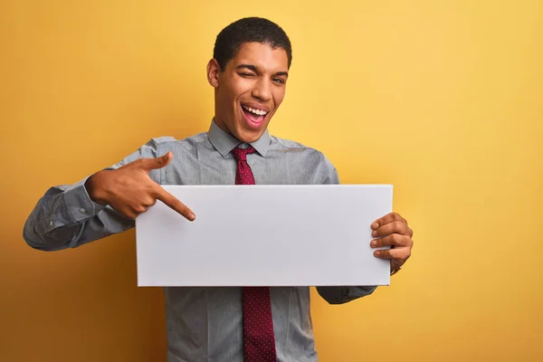 Jovem Bonito Árabe Empresário Segurando Banner Sobre Fundo Amarelo Isolado — Fotografia de Stock