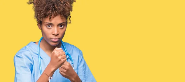 Fiatal Afro Amerikai Orvos Felett Elszigetelt Háttér Készen Áll Harcolni — Stock Fotó
