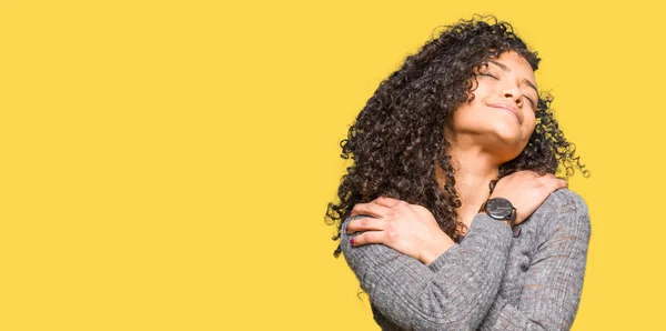 Giovane Bella Donna Con Capelli Ricci Indossa Maglione Grigio Abbracciarsi — Foto Stock